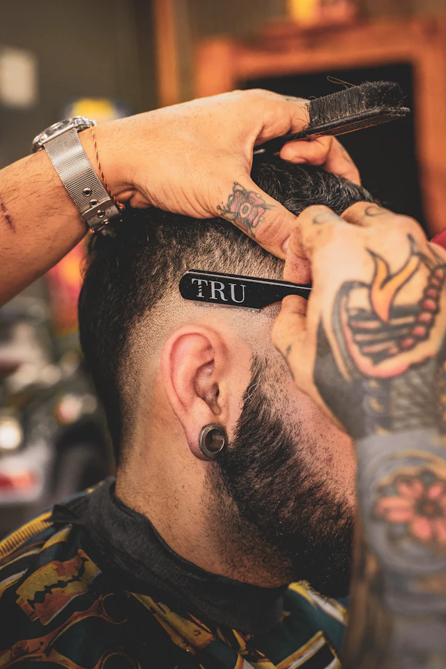 Barba sendo feita na navalha