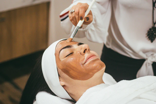 Tratamento facial com máscara em cabine