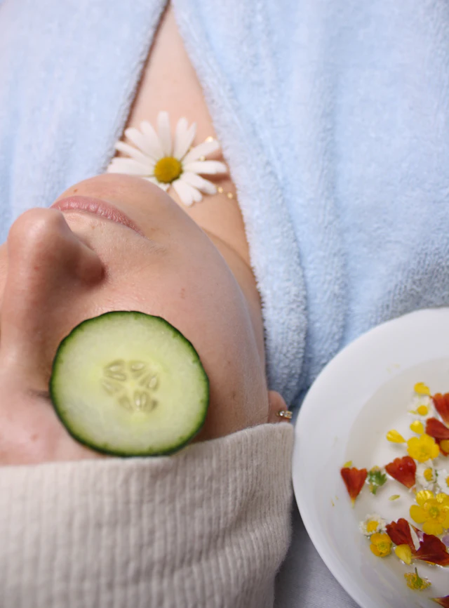 Cliente relaxada com pepino nos olhos