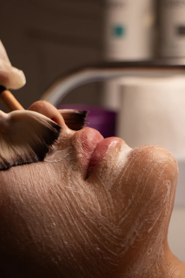 Aplicação de creme facial com pincel