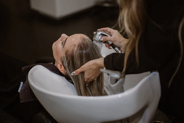 Cabeleireira cortando o cabelo de uma cliente
