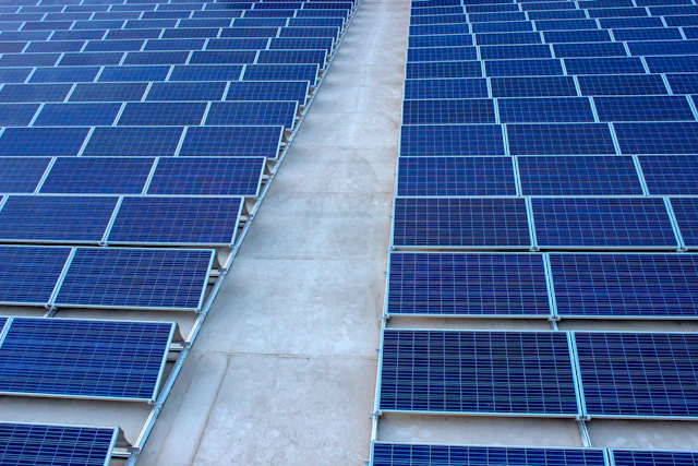 Fileiras de painéis solares azuis sobre um telhado