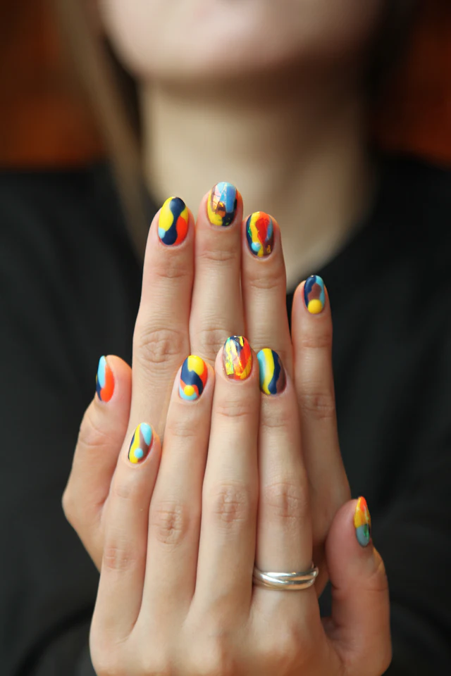 Unhas com nail art colorida