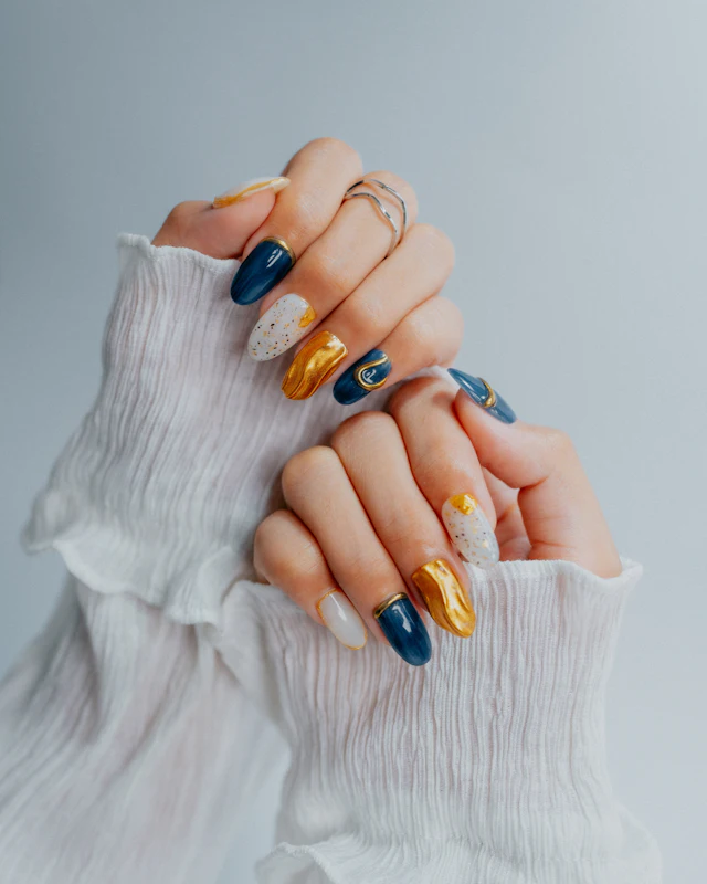 Unhas azuis e douradas decoradas